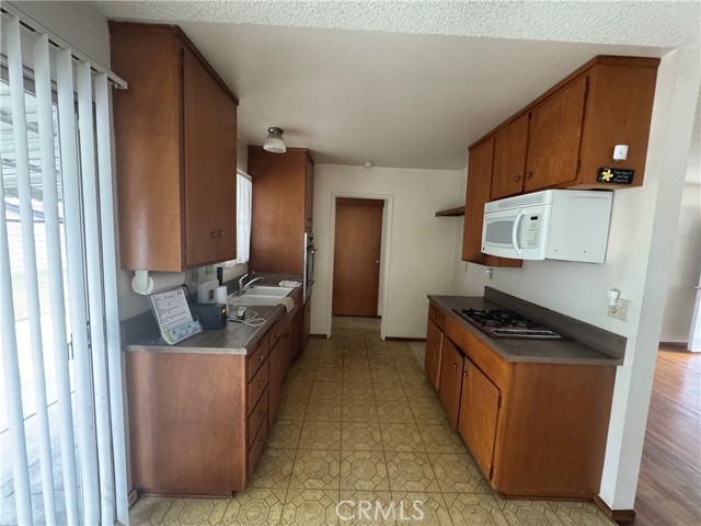 8841 Universe Avenue, Westminster CA: https://media.crmls.org/medias/2c307573-4a32-4660-a6db-4f34333d0f50.jpg