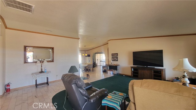 Detail Gallery Image 4 of 57 For 8756 Oakwood Ave, Hesperia,  CA 92345 - 7 Beds | 6 Baths