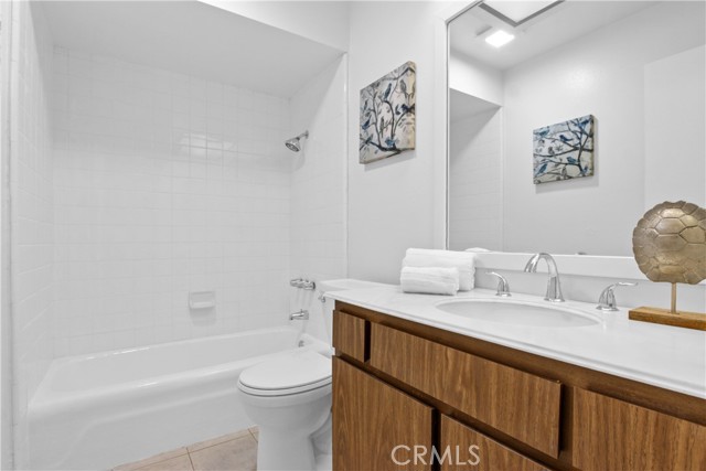 upstairs hall bathroom