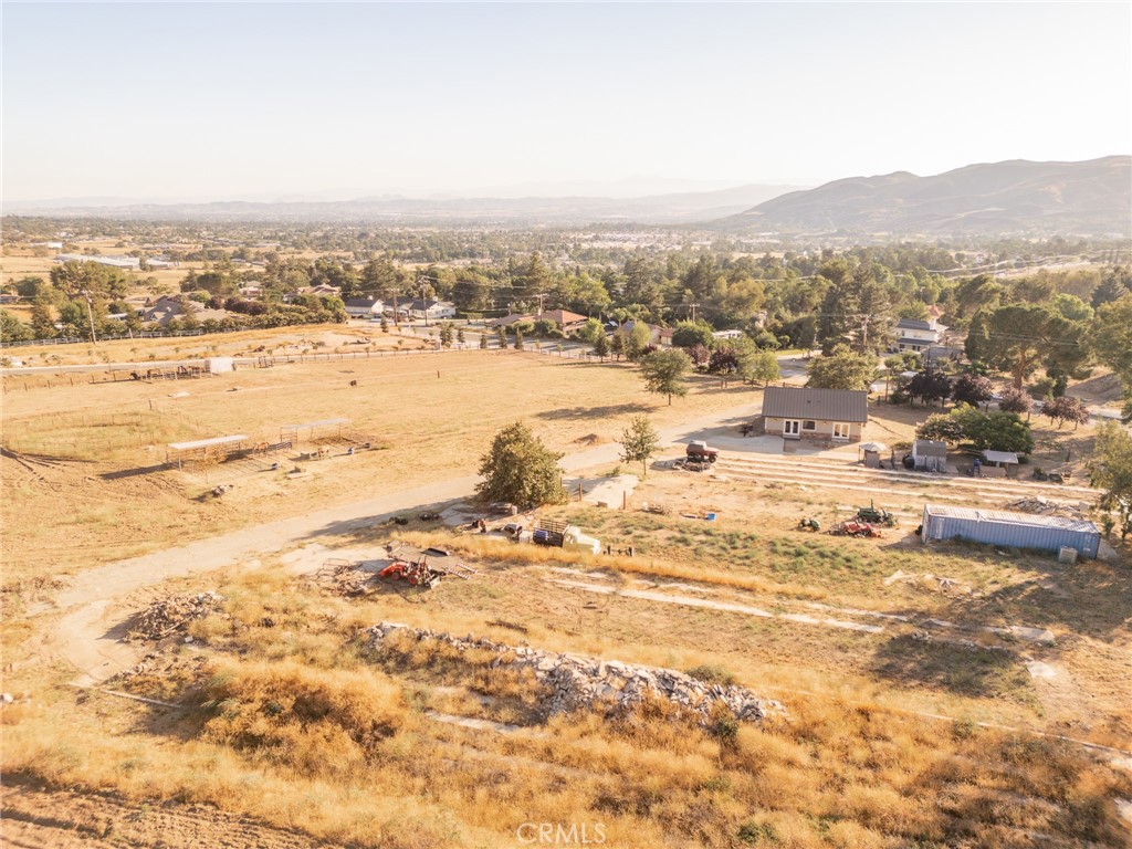 https://media.crmls.org/medias/2c34eeda-d941-435a-bb35-f61d312f077e.jpg?preset=X-Large