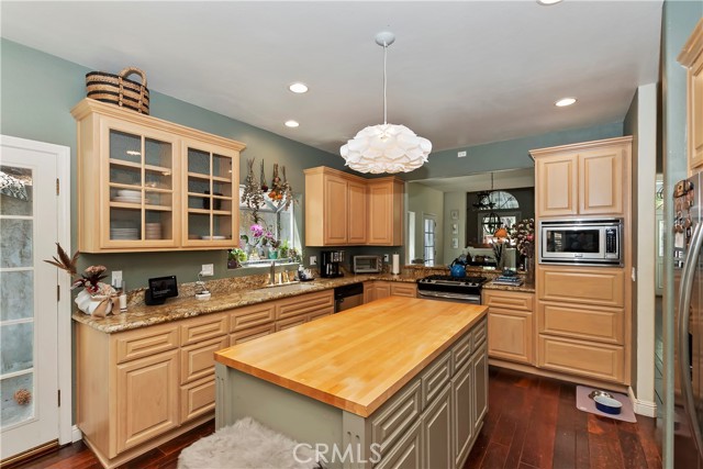 26746 Oakmont Drive, Lake Arrowhead CA: https://media.crmls.org/medias/2c37bbcc-9d63-4236-8a4d-73d97fe3b8ff.jpg