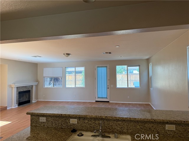 Detail Gallery Image 6 of 19 For 11946 Russell Ct, Victorville,  CA 92392 - 3 Beds | 2 Baths