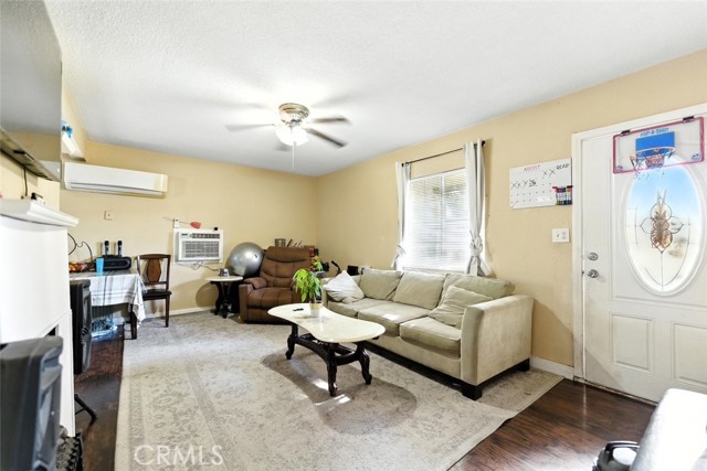 8876 Cypress Avenue, Riverside CA: https://media.crmls.org/medias/2c39c601-32f2-41af-9ef2-5bb7d1a13671.jpg