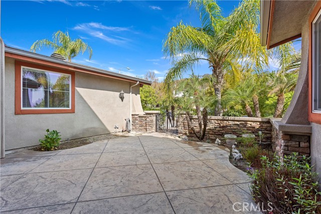 Detail Gallery Image 4 of 44 For 1678 Honors, Corona,  CA 92883 - 4 Beds | 4 Baths