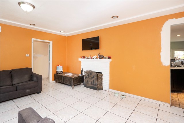 Detail Gallery Image 8 of 34 For 2422 N Forest, Santa Ana,  CA 92706 - 4 Beds | 1 Baths