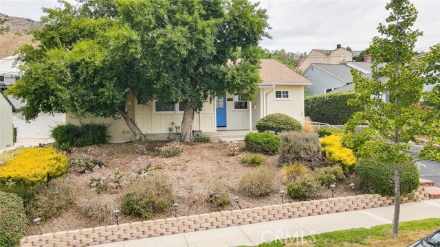 Detail Gallery Image 3 of 35 For 1906 Amber Ln, Burbank,  CA 91504 - 3 Beds | 1 Baths