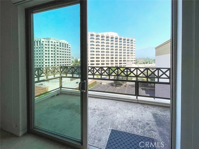 931 E Walnut Street, Pasadena CA: https://media.crmls.org/medias/2c4b6725-5606-4dfc-b15d-342e50d53775.jpg