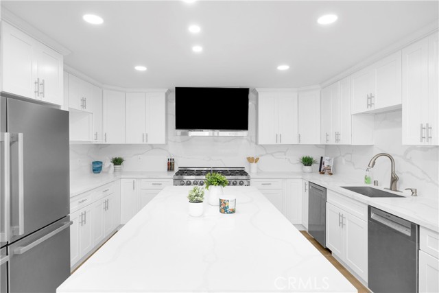 8381 E Blithedale Street, Long Beach CA: https://media.crmls.org/medias/2c4d9170-5238-41d5-afed-9f4a617fb48c.jpg
