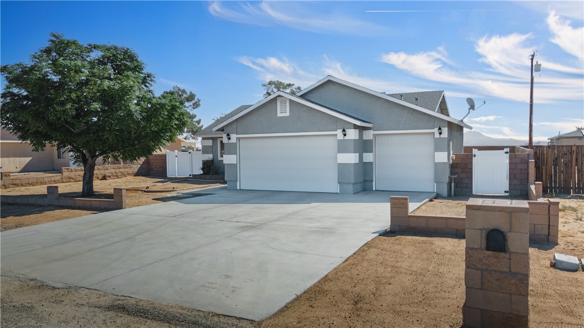 Detail Gallery Image 1 of 1 For 19924 99th St, California City,  CA 93505 - 3 Beds | 2 Baths