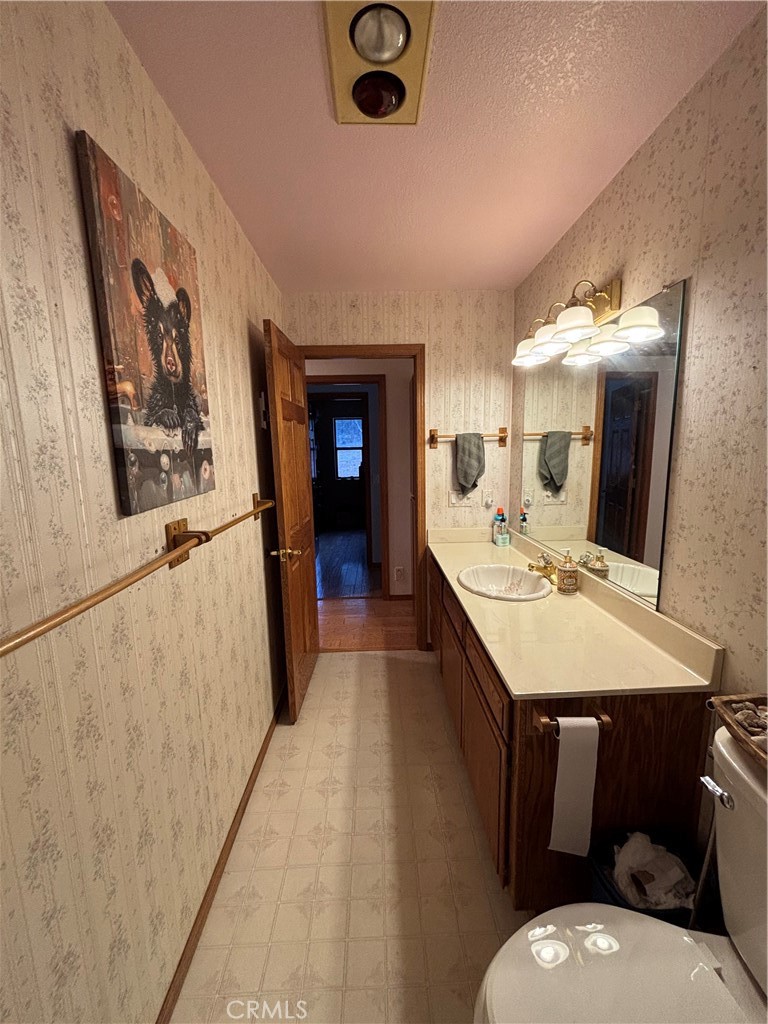 https://media.crmls.org/medias/2c50f1db-eca0-41a5-8e0c-1df21ea695ec.jpg?preset=X-Large