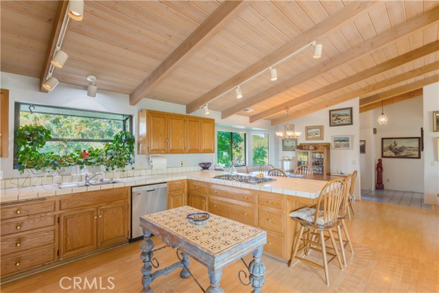 711 Tumble Creek Lane, Fallbrook CA: https://media.crmls.org/medias/2c52d575-c48f-4f38-be89-7177afa4d142.jpg