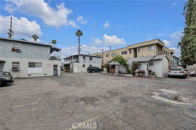 6862 Hazeltine Avenue, Van Nuys CA: https://media.crmls.org/medias/2c52f00a-ac6d-4012-bd07-6f7673f89dde.jpg