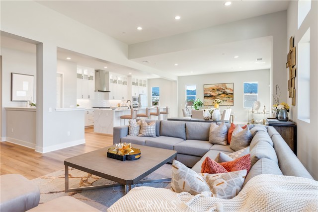 Detail Gallery Image 4 of 29 For 6533 Canyon Oaks Dr, Simi Valley,  CA 93063 - 4 Beds | 3/1 Baths