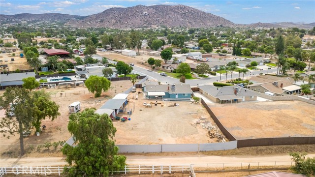 3202 Half Circle Road, Norco CA: https://media.crmls.org/medias/2c57b052-3016-49fb-bf51-3d7003c54136.jpg