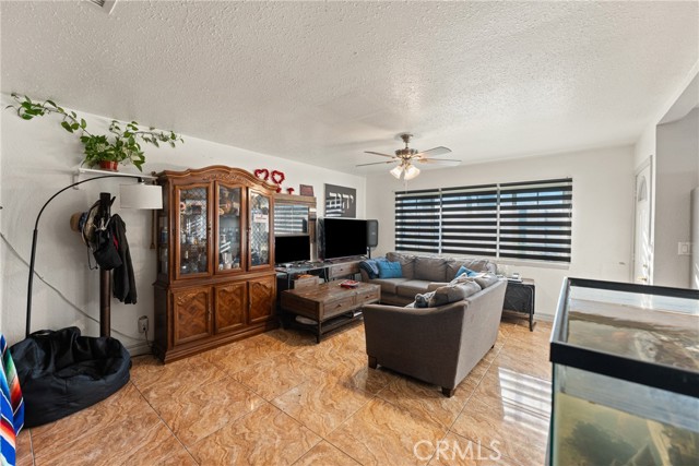 Detail Gallery Image 5 of 32 For 7827 Golondrina, San Bernardino,  CA 92410 - 4 Beds | 1/1 Baths