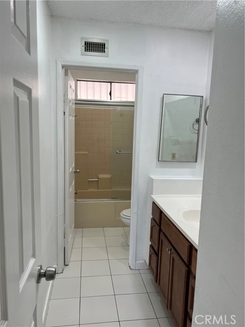 924 N Quince Avenue, Rialto CA: https://media.crmls.org/medias/2c5c4a1f-f63b-428f-ae86-8b0c7a1731b9.jpg