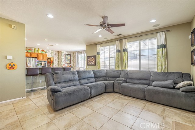 37137 Firethorn Street, Palmdale CA: https://media.crmls.org/medias/2c5f17fb-b569-4f72-9501-4ca1984de2c6.jpg