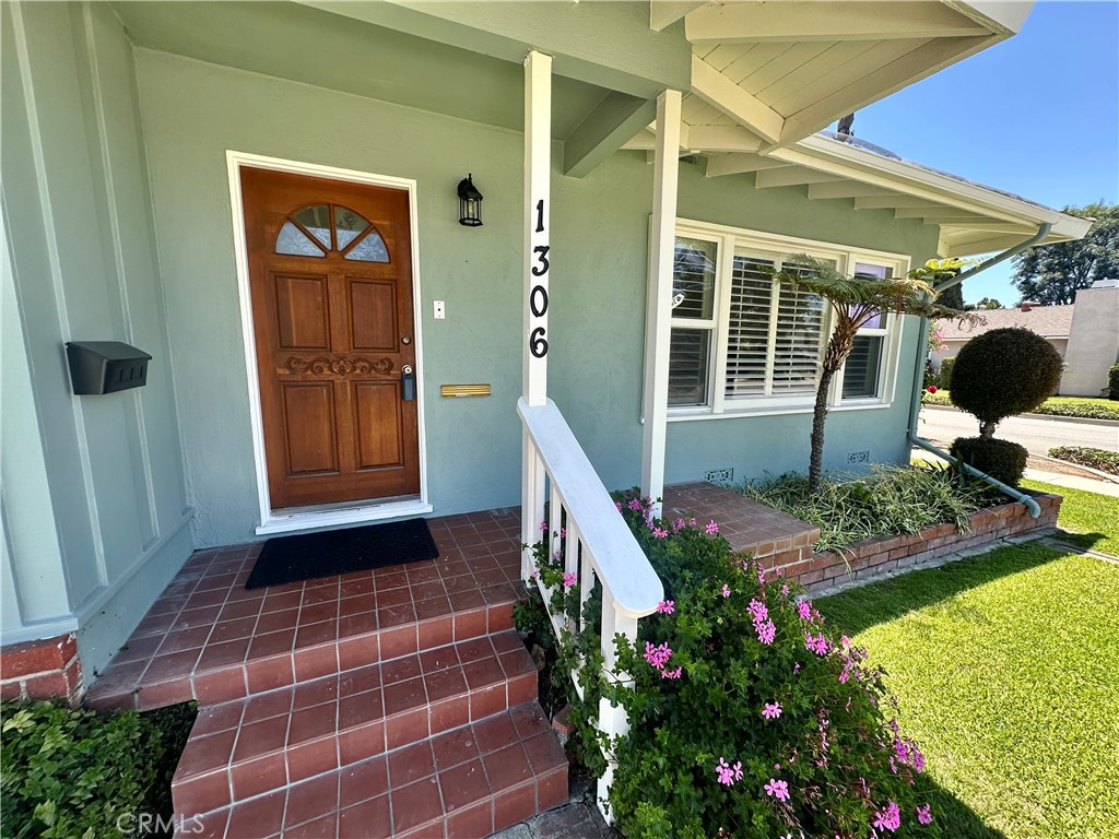 1306 E Oakmont Avenue