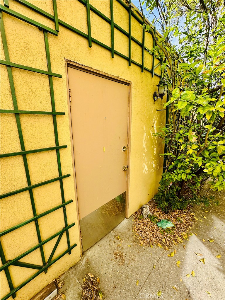 https://media.crmls.org/medias/2c5f9196-a7bd-4354-987e-9393976e9d17.jpg?preset=X-Large