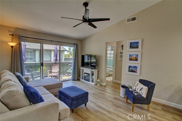 Detail Gallery Image 3 of 22 For 18292 Parkview Ln #201,  Huntington Beach,  CA 92648 - 1 Beds | 1 Baths