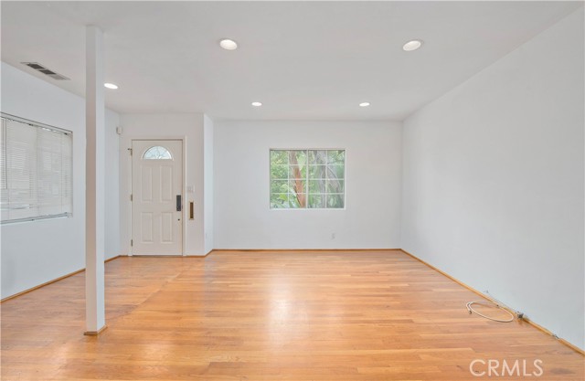 Detail Gallery Image 9 of 31 For 17420 Collins St, Encino,  CA 91316 - 3 Beds | 3 Baths