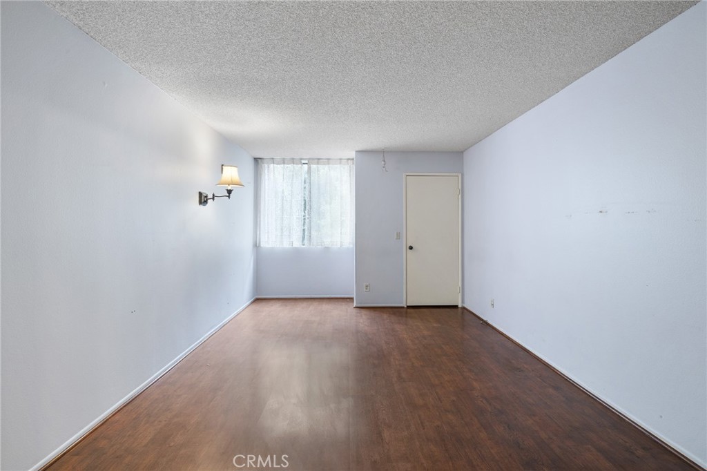 https://media.crmls.org/medias/2c6947f8-0046-4525-9566-7642108f165d.jpg?preset=X-Large