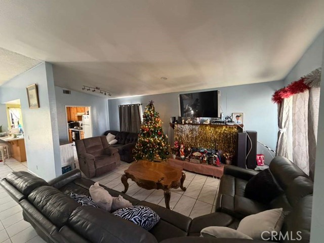 17053 Pinedale Court, Fontana CA: https://media.crmls.org/medias/2c6ece91-8bb0-4303-8476-88368936e10e.jpg