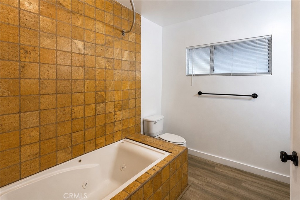 https://media.crmls.org/medias/2c7421d5-1908-4b22-b799-234841f0d726.jpg?preset=X-Large