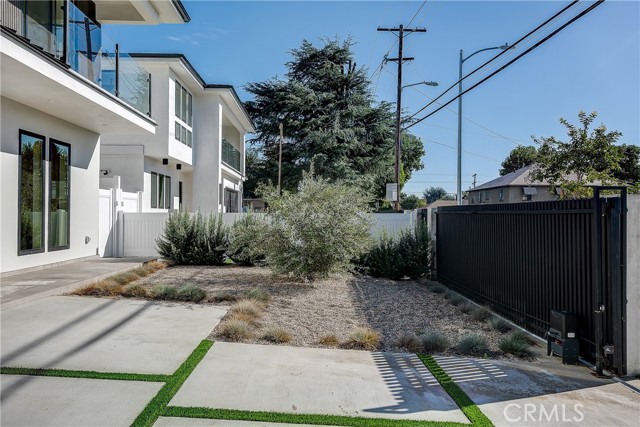 Detail Gallery Image 3 of 51 For 14931 Vose St, Van Nuys,  CA 91405 - 7 Beds | 6/1 Baths