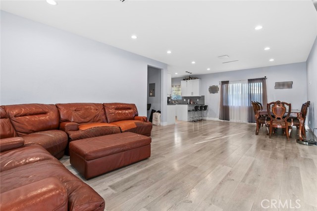 Detail Gallery Image 5 of 25 For 8436 Amboy, Sun Valley,  CA 91352 - 5 Beds | 3 Baths