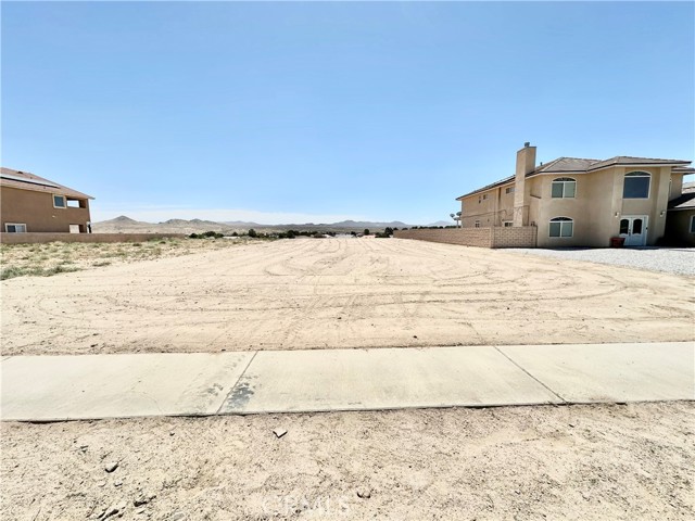 26993 Lakeview Dr, Helendale CA: https://media.crmls.org/medias/2c7667d1-6891-4ea9-9e3c-83e2e3f6ed9a.jpg