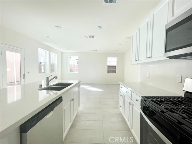 Detail Gallery Image 1 of 14 For 4028 Summer Way, Corona,  CA 92883 - 4 Beds | 3 Baths