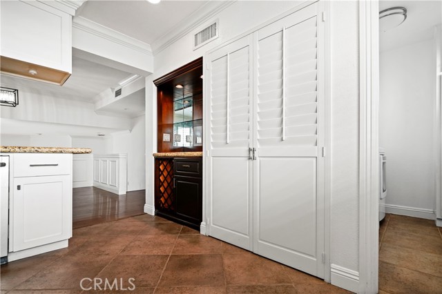 Detail Gallery Image 9 of 28 For 18409 Collins Street #D,  Tarzana,  CA 91356 - 2 Beds | 2/1 Baths