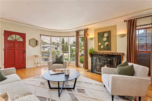 2042 E Crary Street, Pasadena CA: https://media.crmls.org/medias/2c80d954-4513-4036-a3a6-bfa716d2e971.jpg