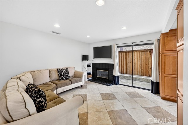 Detail Gallery Image 4 of 18 For 6800 Cedarbark Ct, Oak Park,  CA 91377 - 3 Beds | 2/1 Baths
