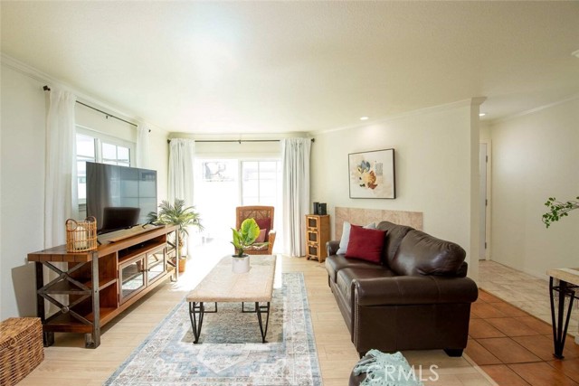 Detail Gallery Image 3 of 62 For 7310 Balboa Bld #F,  Van Nuys,  CA 91406 - 2 Beds | 3 Baths