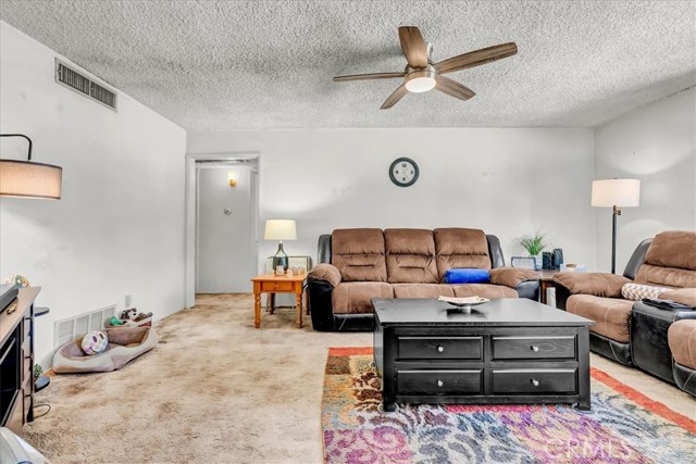 4825 Putter Lane, Bakersfield CA: https://media.crmls.org/medias/2c81fb86-ee86-4dd4-98b9-1f7d56ee985d.jpg