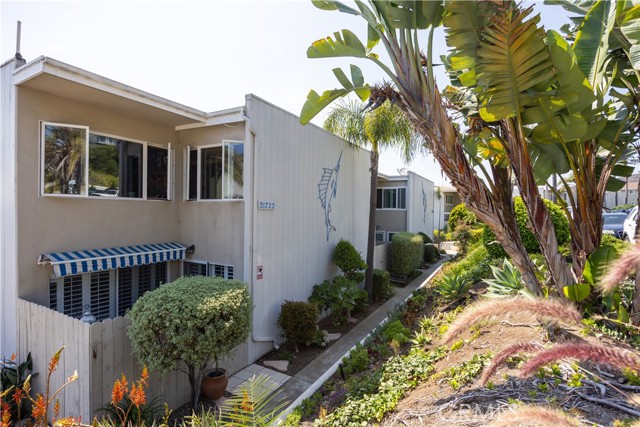 21722 Ocean Vista Drive, Laguna Beach CA: https://media.crmls.org/medias/2c8546dd-4b29-40e9-bc0b-2a65fa837896.jpg