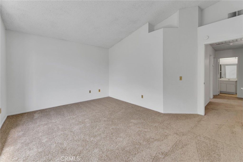 https://media.crmls.org/medias/2c897b0a-3716-4bc0-924d-f31855083741.jpg?preset=X-Large