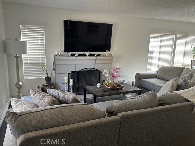 Detail Gallery Image 4 of 24 For 23587 Parkland Ave, Moreno Valley,  CA 92557 - 3 Beds | 2/1 Baths