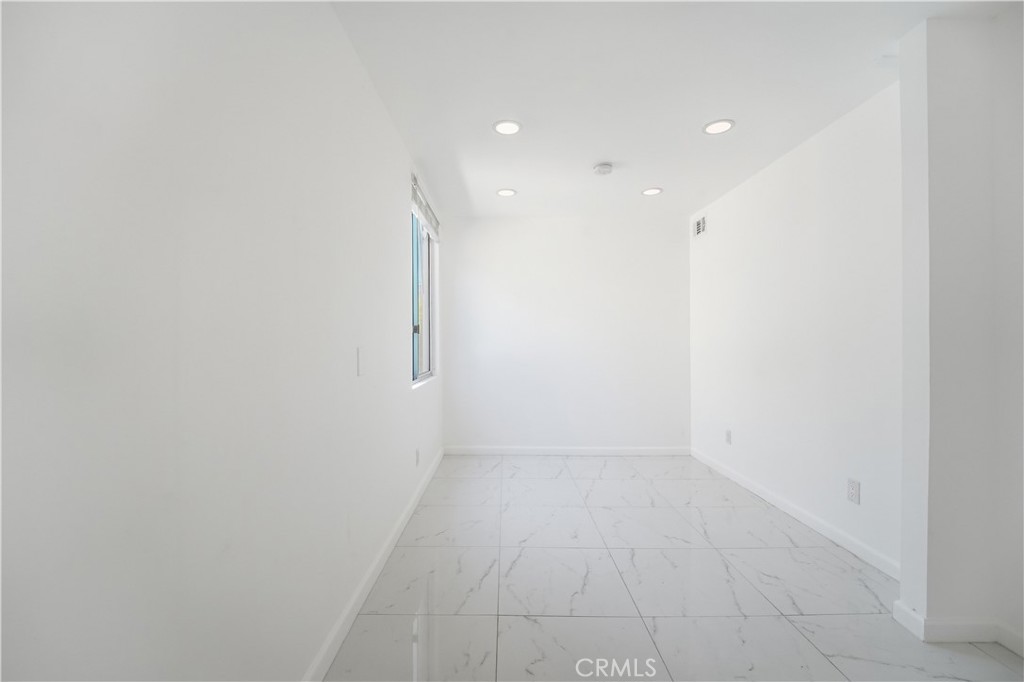 https://media.crmls.org/medias/2c8df77b-23d0-41ea-ad59-b977e6358e59.jpg?preset=X-Large