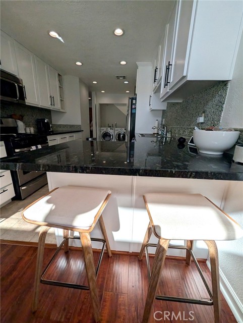 Detail Gallery Image 5 of 17 For 13331 Moorpark #332,  Sherman Oaks,  CA 91423 - 2 Beds | 2 Baths