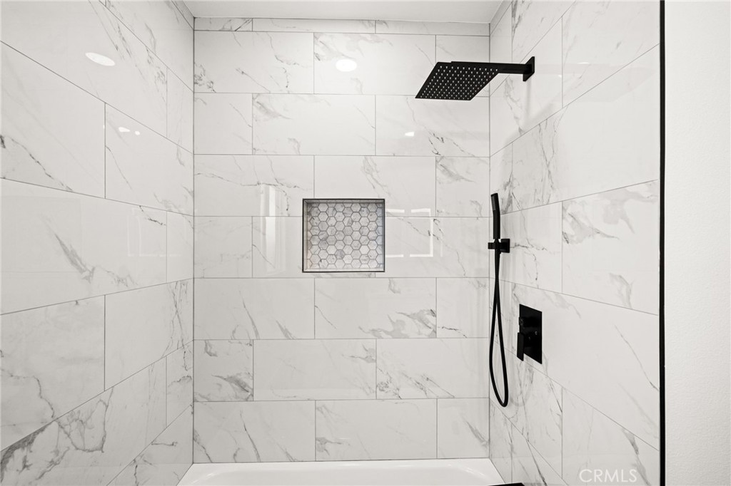 https://media.crmls.org/medias/2c927327-a0ff-4483-8b46-829890da958f.jpg?preset=X-Large