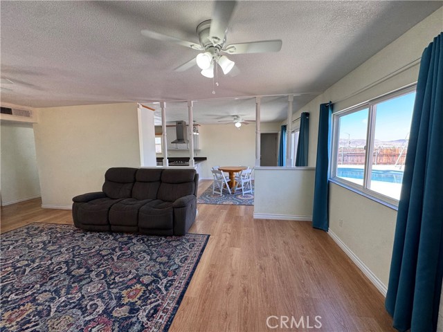 417 Fenoak Drive, Barstow CA: https://media.crmls.org/medias/2c94e19c-d341-4e7a-8a44-3ad3cf1d215d.jpg