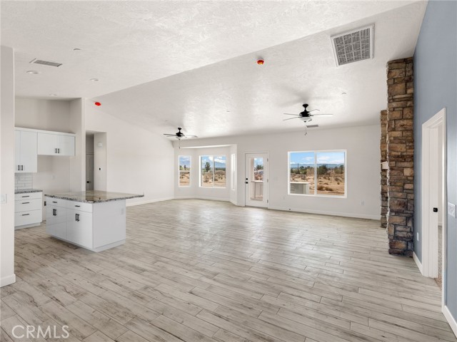16944 Pauhaska Road, Apple Valley CA: https://media.crmls.org/medias/2c969bd3-2930-4ca6-8cf2-2006de7a0052.jpg