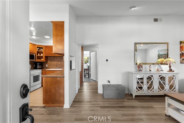 Detail Gallery Image 7 of 39 For 19226 Avenue of the Oaks a,  Newhall,  CA 91321 - 2 Beds | 1 Baths