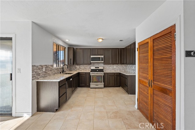 Detail Gallery Image 7 of 33 For 18891 Shoshonee Rd, Apple Valley,  CA 92307 - 3 Beds | 2 Baths