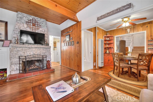 27048 State Highway 189, Blue Jay CA: https://media.crmls.org/medias/2c9b6cf0-60f1-4954-83e7-c58c333de674.jpg