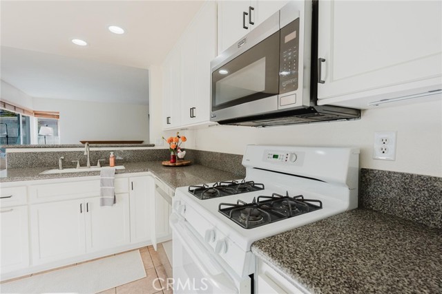 Detail Gallery Image 13 of 44 For 27224 Waterford Dr, Valencia,  CA 91354 - 3 Beds | 2/1 Baths