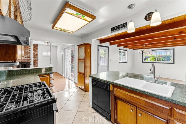 1045 Cathedral Way, Pomona CA: https://media.crmls.org/medias/2ca2d969-c6bc-4e58-b9f8-1b7ff7d67b0e.jpg